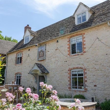 מלון Stanton Harcourt The Harcourt Arms מראה חיצוני תמונה The former school house