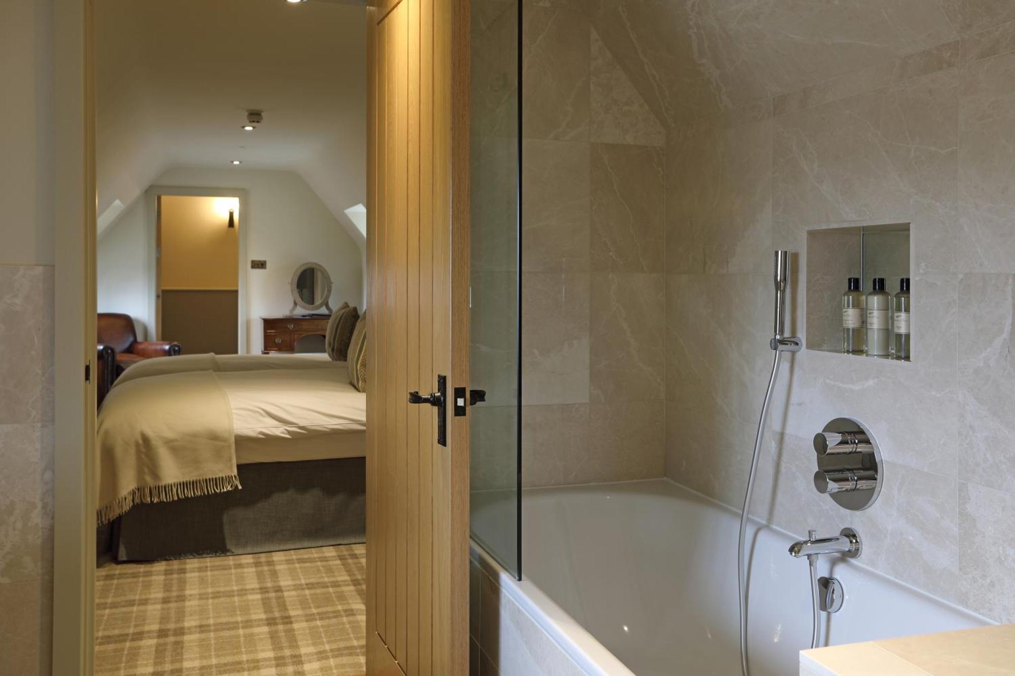 מלון Stanton Harcourt The Harcourt Arms חדר תמונה A bathroom in a hotel