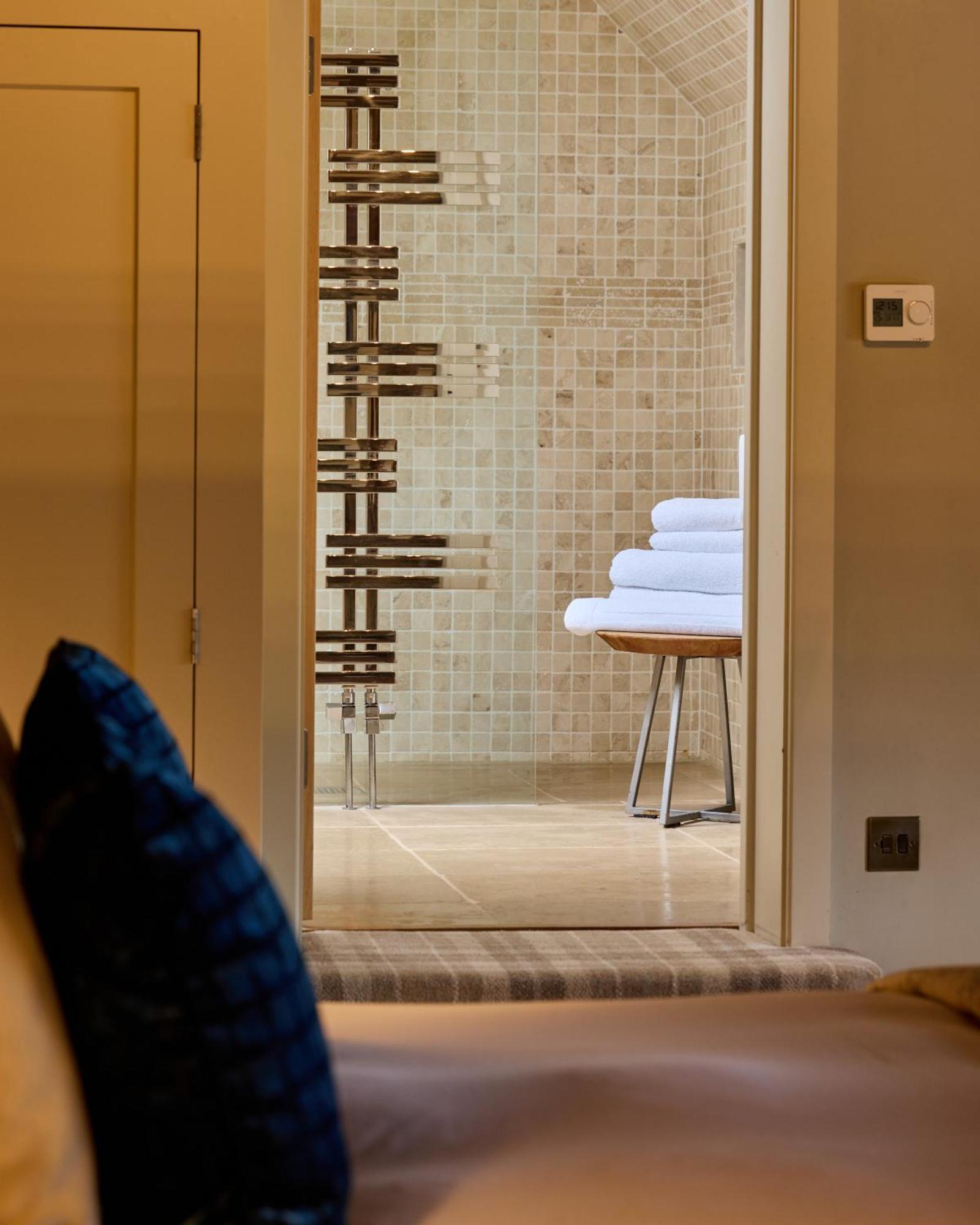 מלון Stanton Harcourt The Harcourt Arms מראה חיצוני תמונה A wet room at The River Lee Hotel, Hertfordshire, England