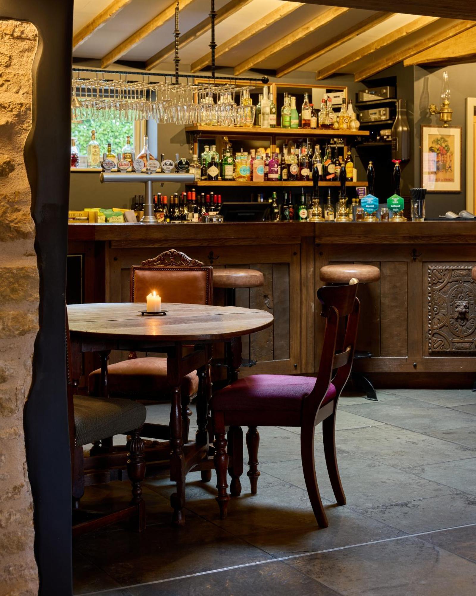 מלון Stanton Harcourt The Harcourt Arms מראה חיצוני תמונה The bar at the Old Inn