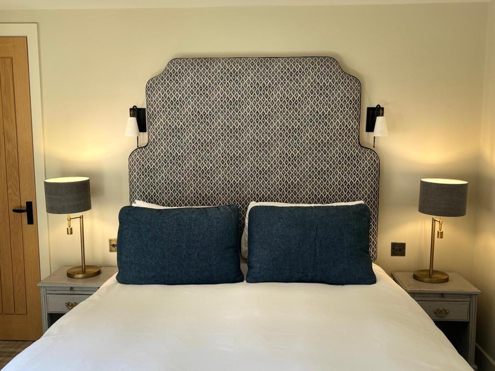 מלון Stanton Harcourt The Harcourt Arms מראה חיצוני תמונה A bedroom at The Old Vicarage