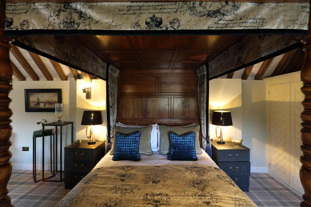 מלון Stanton Harcourt The Harcourt Arms מראה חיצוני תמונה The four-poster bed in the Old Inn